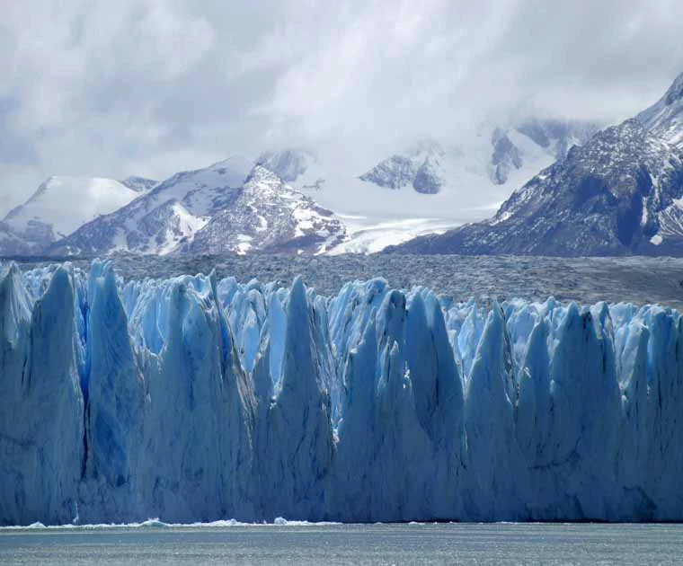 Mur de glace du glacier Upsala dans le Lago Argentino 