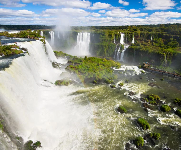 Vue panoramique sur les Chutes d'Iguazu du Brésil