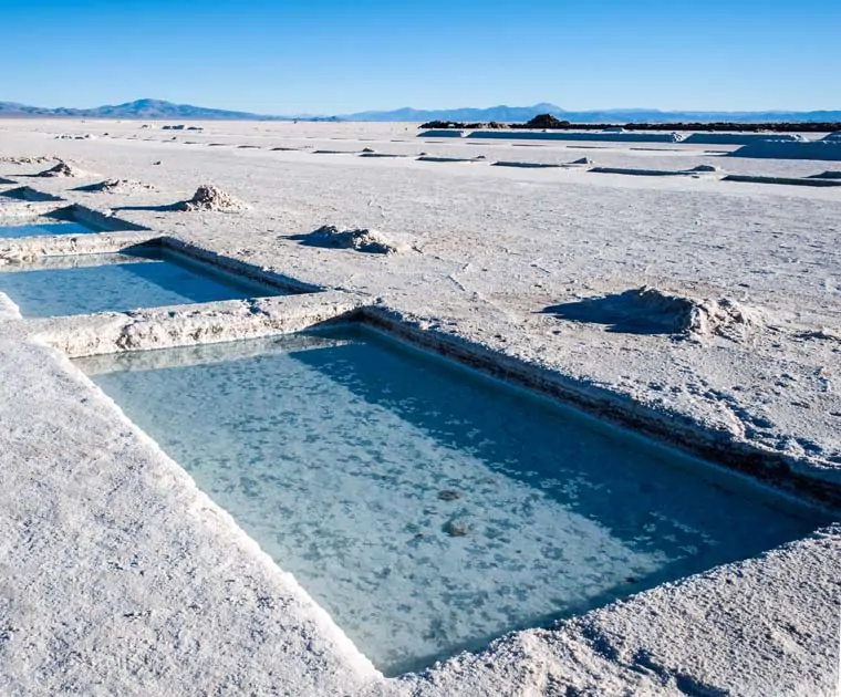 Les piscines naturelles du désert de sel des Salinas Grandes