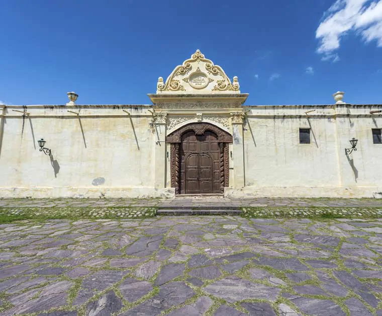 La porte en bois de caroubier du couvent de San Bernardo
