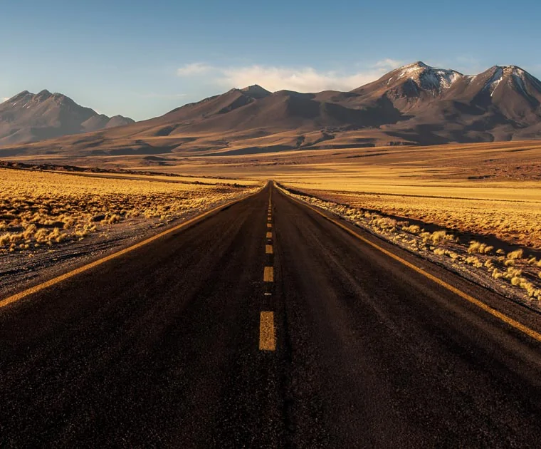 Une route vide dans le Désert d'Atacama