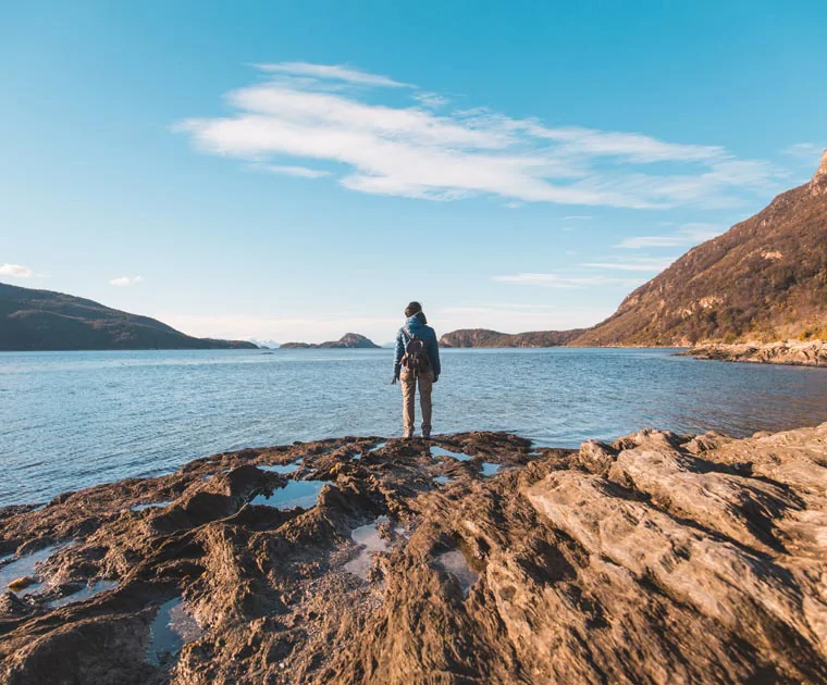Un touriste face à la beauté du Parc National Tierra del Fuego 