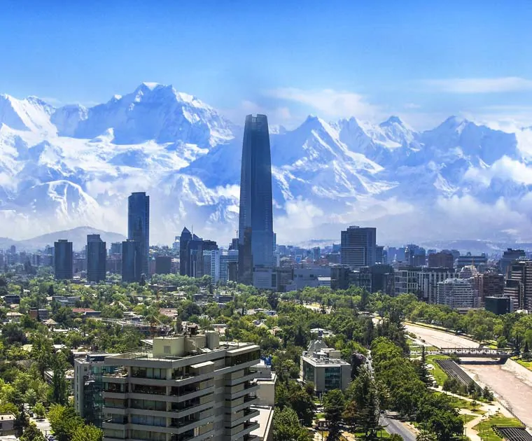 Gratte-ciel et montagnes de la ville de Santiago