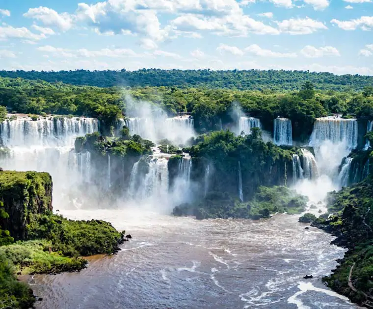 Vue panoramique sur les mythiques Chutes d'Iguazu