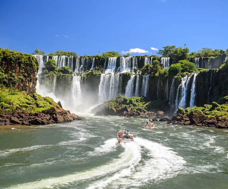 Des zodiacs au pied des Chutes d'Iguazu