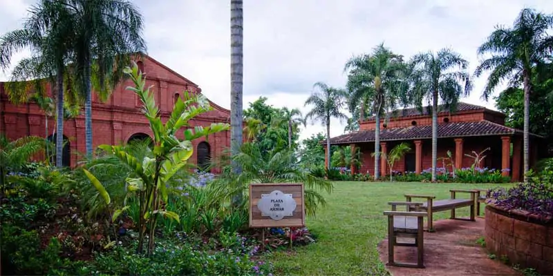 Jardin de l’hotel Guamini Mision à Puerto Iguazu en Argentine