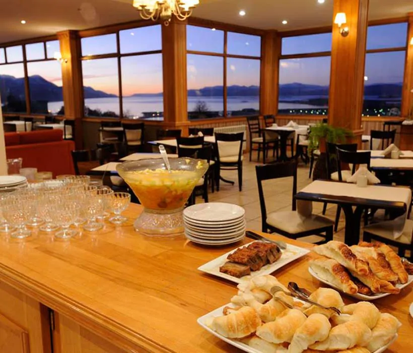 Le restaurant à l’aube l’hôtel Altos à Ushuaïa en Argentine