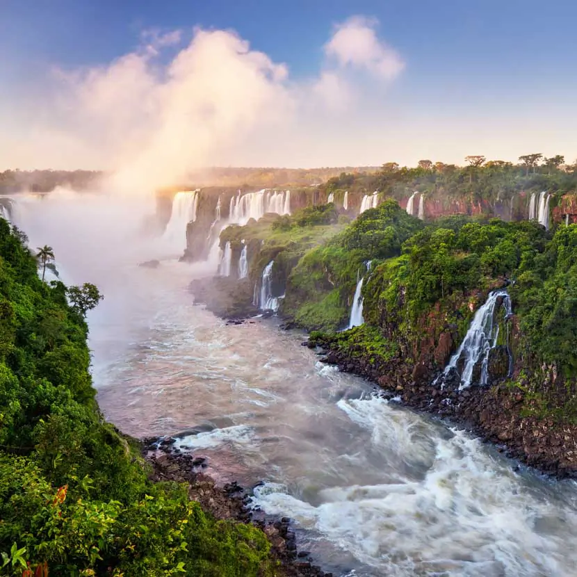 Les incroyables chutes d'Iguazu, paysage estival avec cascades pittoresques