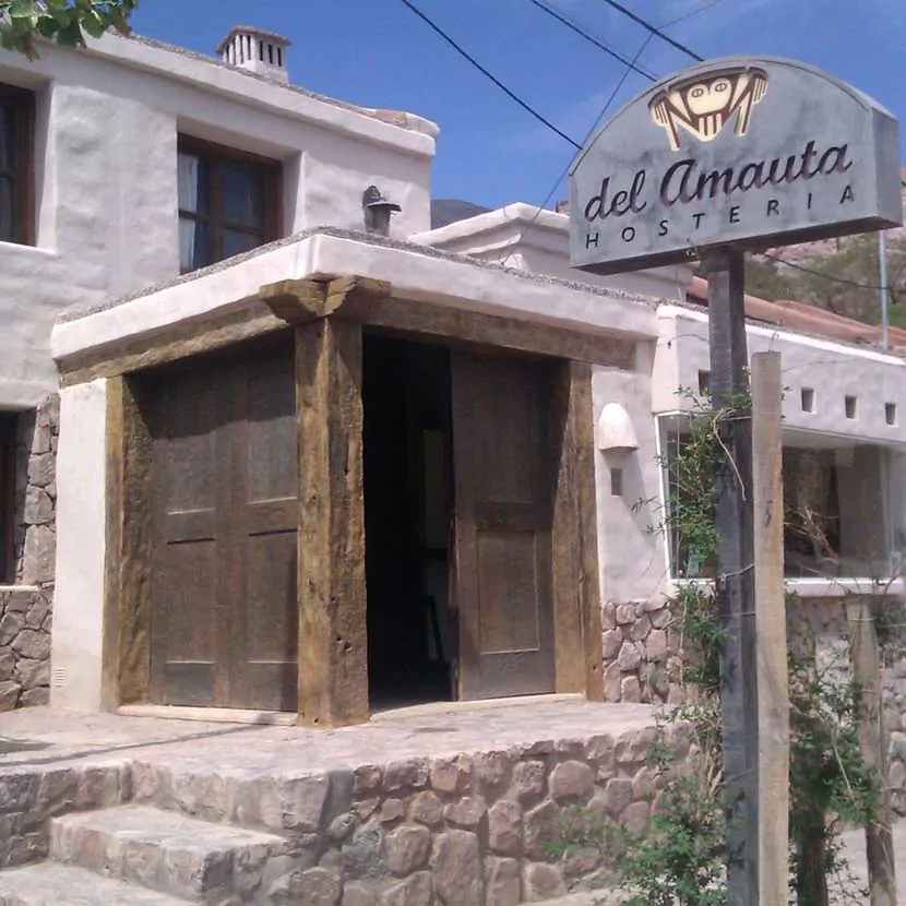 L'extérieur de l'auberge del Amauta à Purmamarca en Argentine