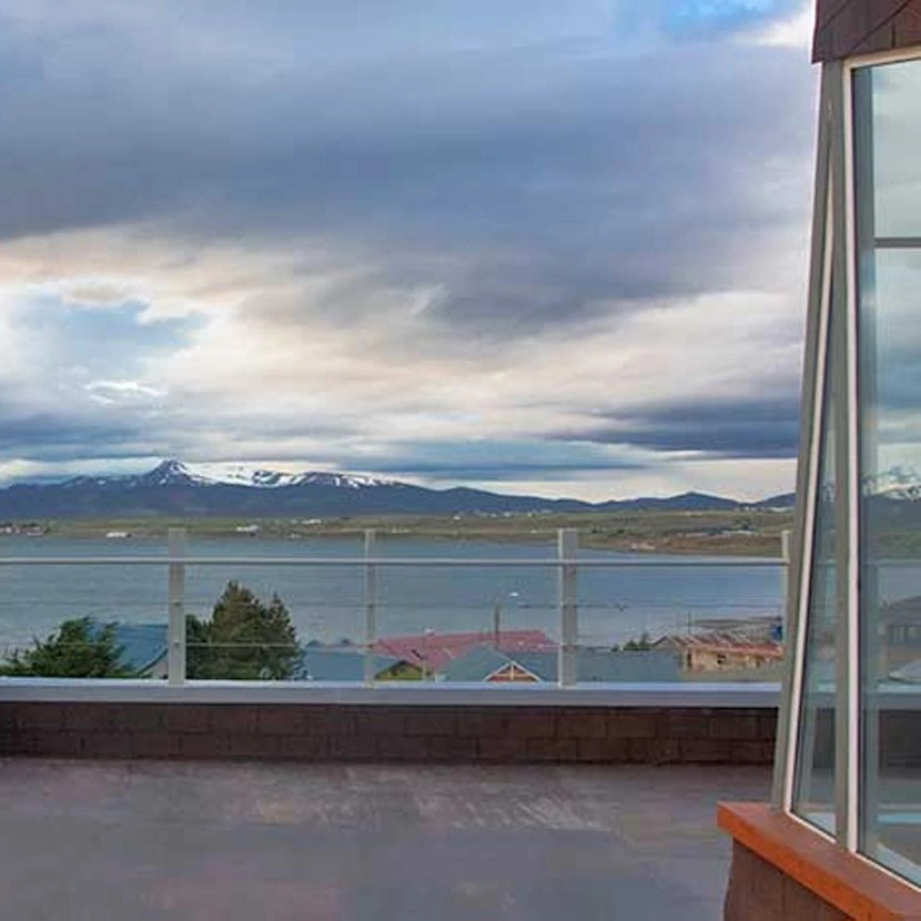 Vue de la terrasse de l'hôtel If Patagonia à Puerto Natales au Chili