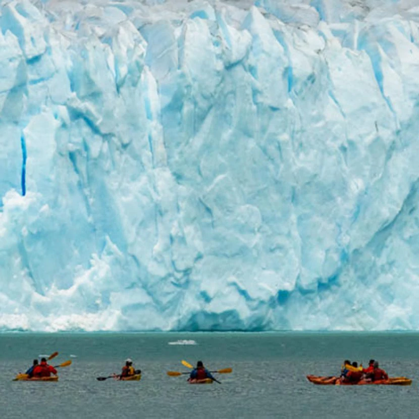 Des kayaks au plus près du mur de glace du Perito Moreno 