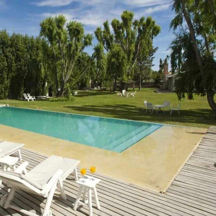 Le jardin et la piscine de l'hôtel La Posada à Puerto Madryn en Argentine