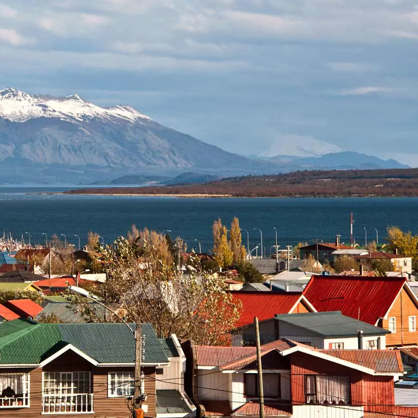 Maisons colorées et montagnes de Puerto Natales en Patagonie chilienne