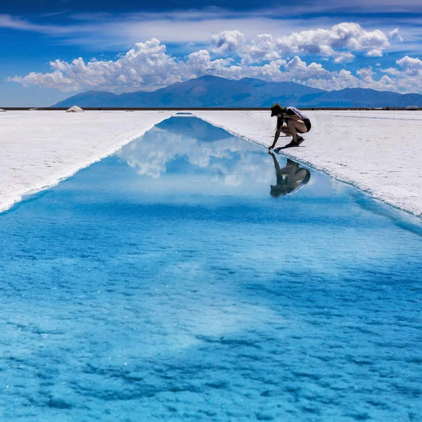 Grande piscine d'eau après extraction du sel dans le désert des Salinas Grandes en Argentine