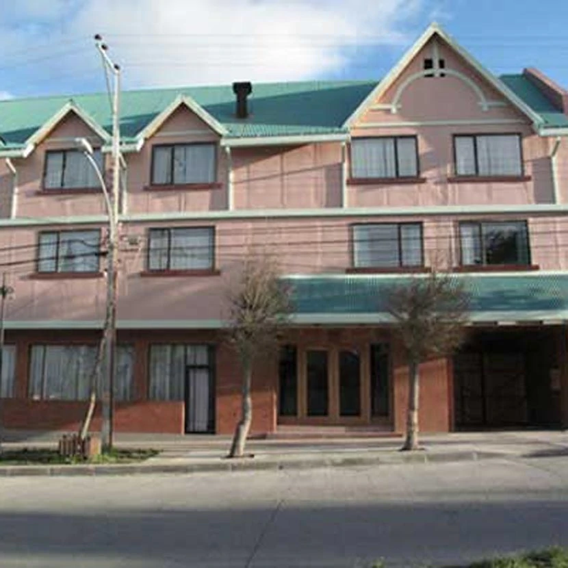 Façade de l'hotel Saltos del Paine à Puerto Natales au Chili