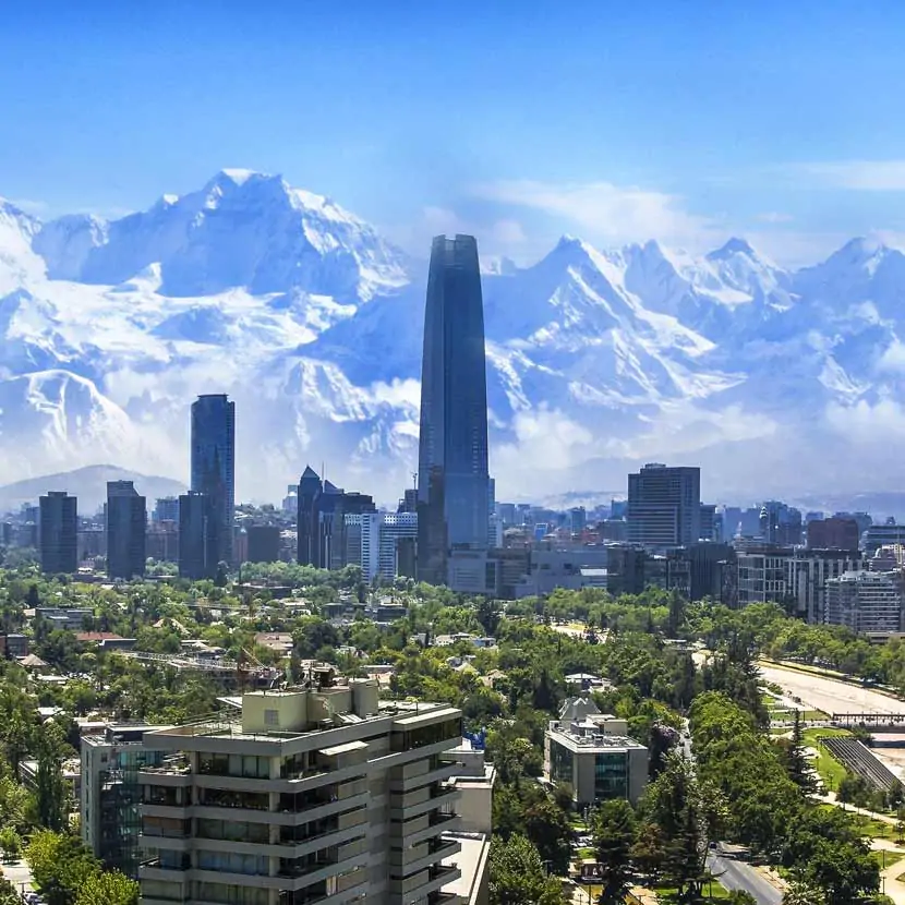 Vue aérienne de la ville de Santiago du Chili, avec les Andes en arrière-plan