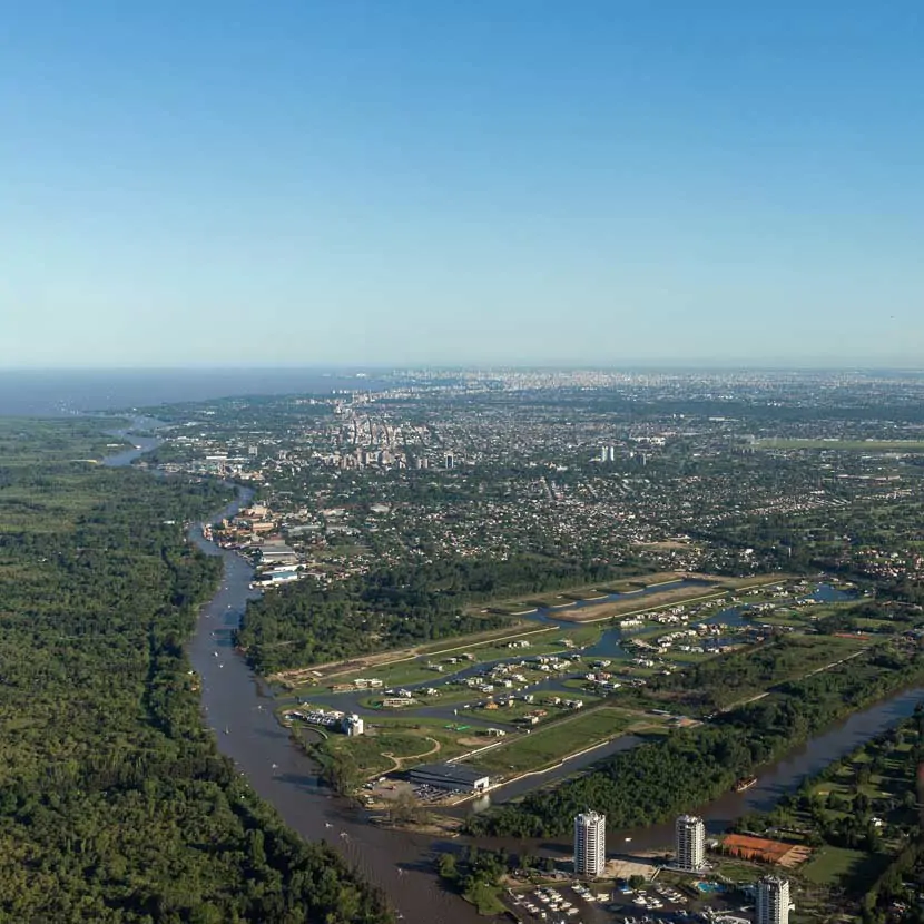 Vue aérienne sur le Rio Lujan, la réserve naturelle de Tigre, et le Rio de la Plata en Argentine