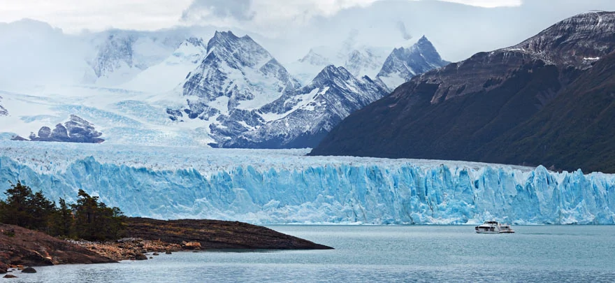 Bateau approchant le glacier Perito Moreno
