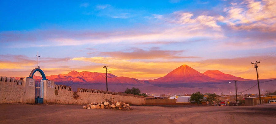 Vue sur le volcan Licancabur au coucher du soleil depuis San Pedro de Atacama