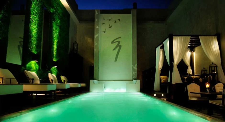Eclairage de nuit de la piscine du 1828 Smart Hotel à Buenos Aires en Argentine