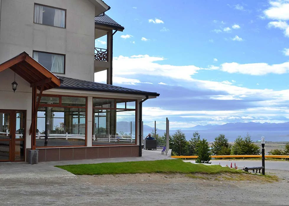L’extérieur avec vue sur la baie de l’hôtel Altos à Ushuaïa en Argentine
